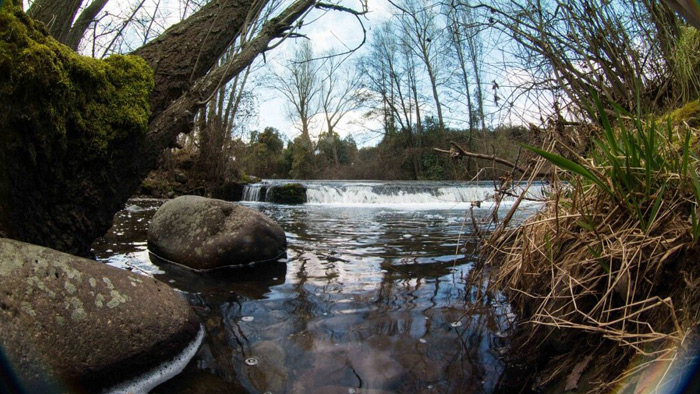 Um novo derrame em La Rioja polui as águas do rio Iregua
